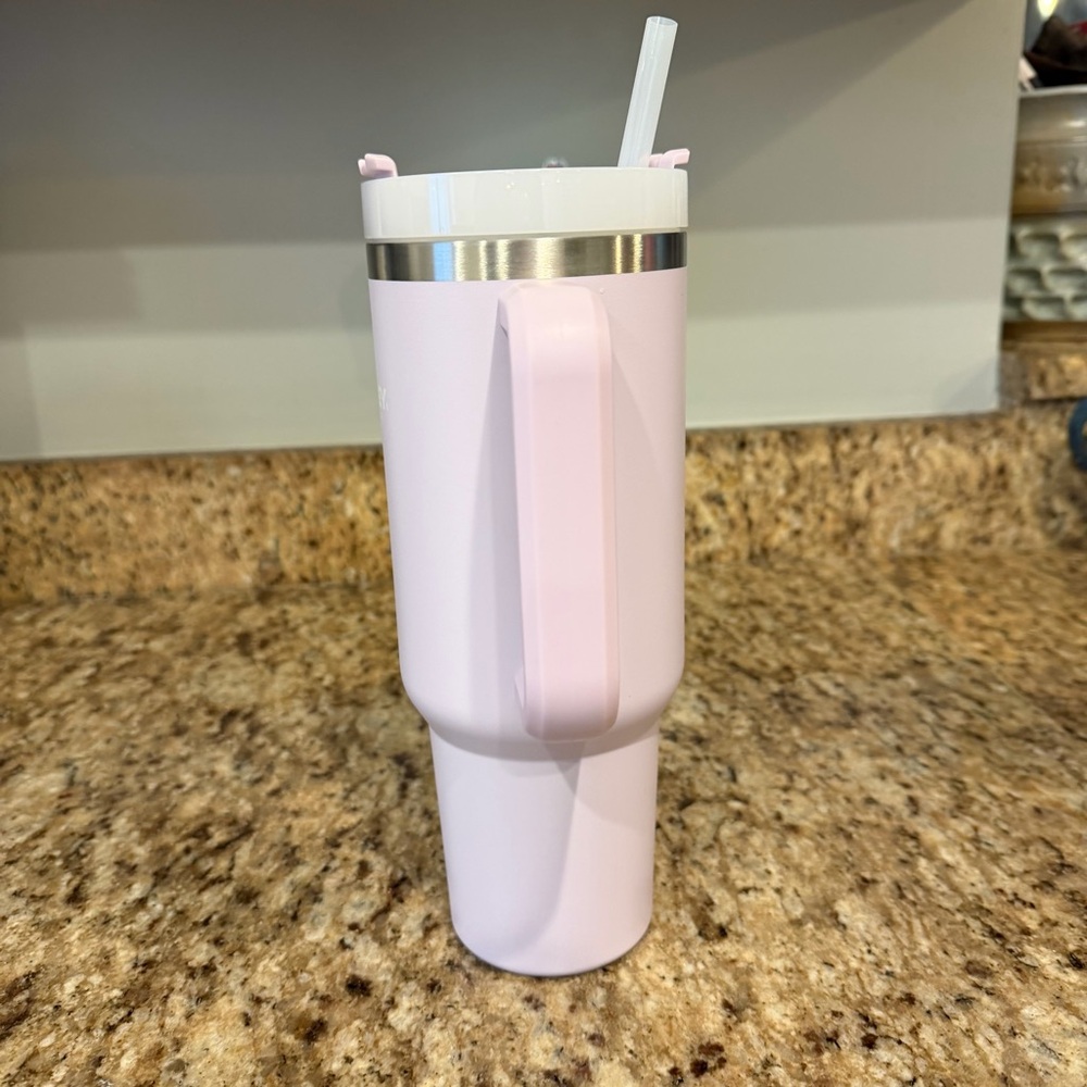 Stanley The Flowstate Quencher H2.0 40oz Tumbler in Light Purple Lilac Travel - Picture 7 of 9